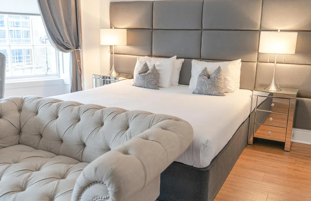 Edinburgh Castle Apartments-1